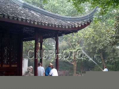 江苏苏州拙政园全面喷药防治病虫害（图）